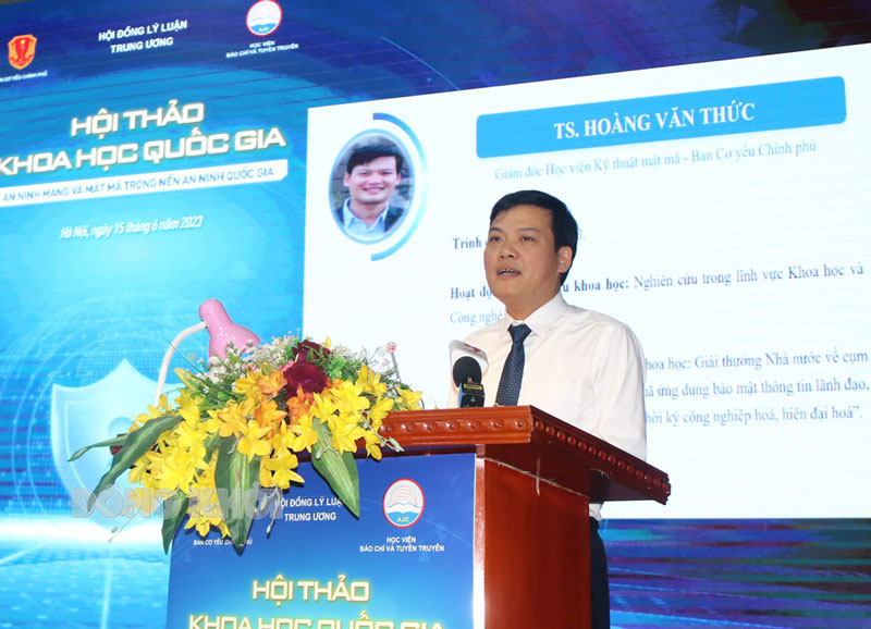 TS. Hoàng Văn Thức, Giám đốc Học viện Kỹ thuật mật mã trình bày tham luận.