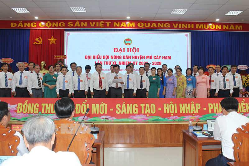 Ban Chấp hành Hội Nông dân huyện Mỏ Cày Nam nhiệm kỳ 2023 - 2028 ra mắt và hạ quyết tâm trước đại hội.