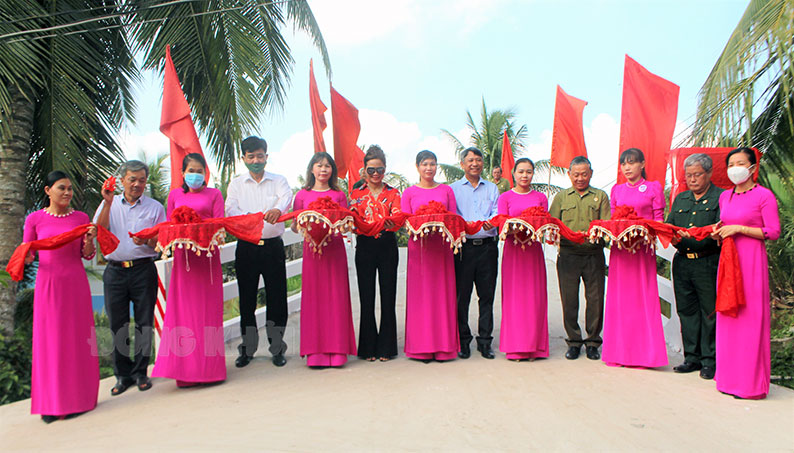 Đại biểu Hội Cựu chiến binh tỉnh, huyện Ba Tri, Đảng ủy xã Mỹ Thạnh và nhà tài trợ cắt băng khánh thành cầu nông thôn tại xã Mỹ Thạnh (Ba Tri).