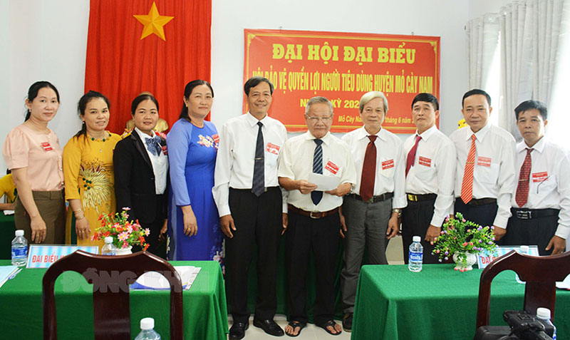 Ra mắt Ban Chấp hành Hội Bảo vệ quyền lợi người tiêu dùng huyện Mỏ Cày Nam nhiệm kỳ 2022 - 2027.