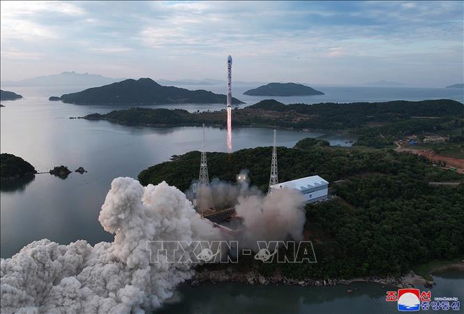 Hình ảnh do Hãng thông tấn Trung ương Triều Tiên KCNA đăng phát ngày 1-6/-2023 về vụ phóng tên lửa đẩy kiểu mới "Chollima-1" mang theo vệ tinh trinh sát quân sự "Malligyong-1" tại bãi phóng Tongchang-ri, Triều Tiên. Ảnh: YONHAP/TTXVN
