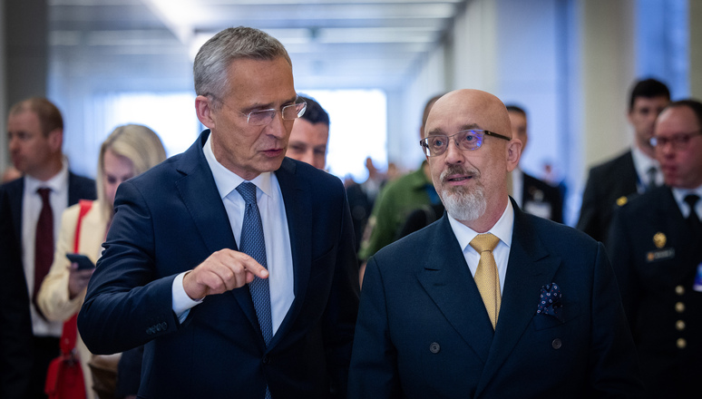 Bộ trưởng Quốc phòng Ukraine Oleksii Reznikov (phải) và Tổng thư ký NATO Jens Stoltenberg. Ảnh: NATO.int