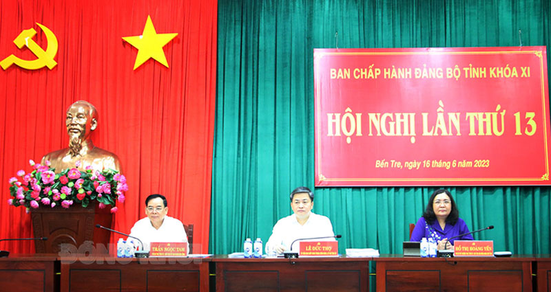 Chủ trì hội nghị.