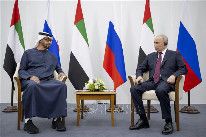 Tổng thống Nga Vladimir Putin (phải) và Tổng thống UAE Sheikh Mohamed bin Zayed Al-Nahyan tại cuộc gặp bên lề Diễn đàn Kinh tế Quốc tế St.Petersburg ngày 16-6-2023. Ảnh: AFP/TTXVN