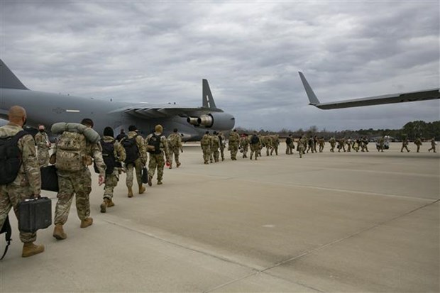 Binh sĩ Mỹ tại căn cứ không quân ở Fort Bragg, Bắc Carolina, chuẩn bị khởi hành tới các nước Đông Âu để thực thi sứ mệnh của NATO, ngày 3-2-2022. Ảnh: AFP/TTXVN