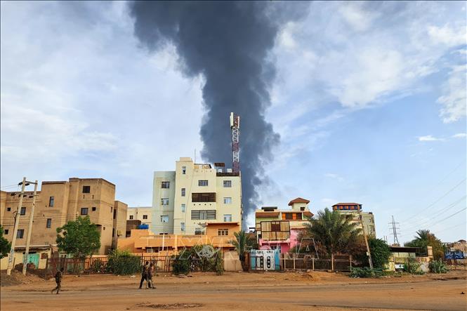 Khói bốc lên trong giao tranh tiếp diễn giữa quân đội Chính phủ Sudan và lực lượng bán quân sự RSF ở thủ đô Khartoum, ngày 9-6-2023. Ảnh minh họa: AFP/TTXVN