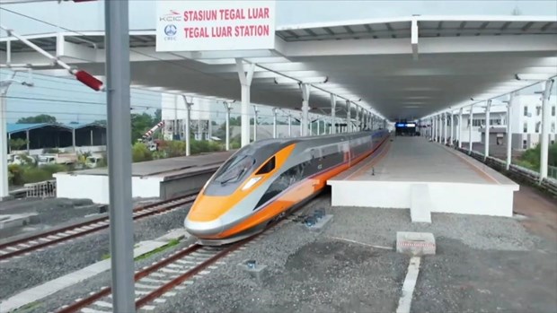Tàu cao tốc đầu tiên của Indonesia đạt tốc độ chạy thử 300km một giờ Đoàn tàu chuẩn bị khởi hành cho một chuyến chạy thử trên tuyến đường sắt cao tốc Jakarta-Bandung, tại ga Halim của Jakarta. Ảnh: Xinhua