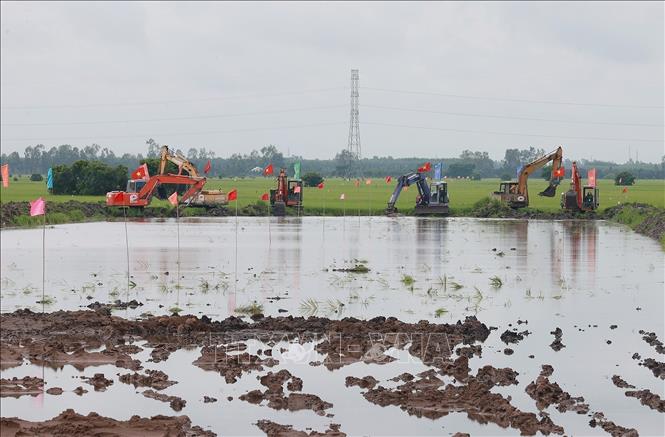 Phương tiện cơ giới thi công Dự án tuyến đường bộ cao tốc Sóc Trăng - Cần Thơ - Châu Đốc giai đoạn 1 đoạn qua tỉnh An Giang. Ảnh: Dương Giang/TTXVN