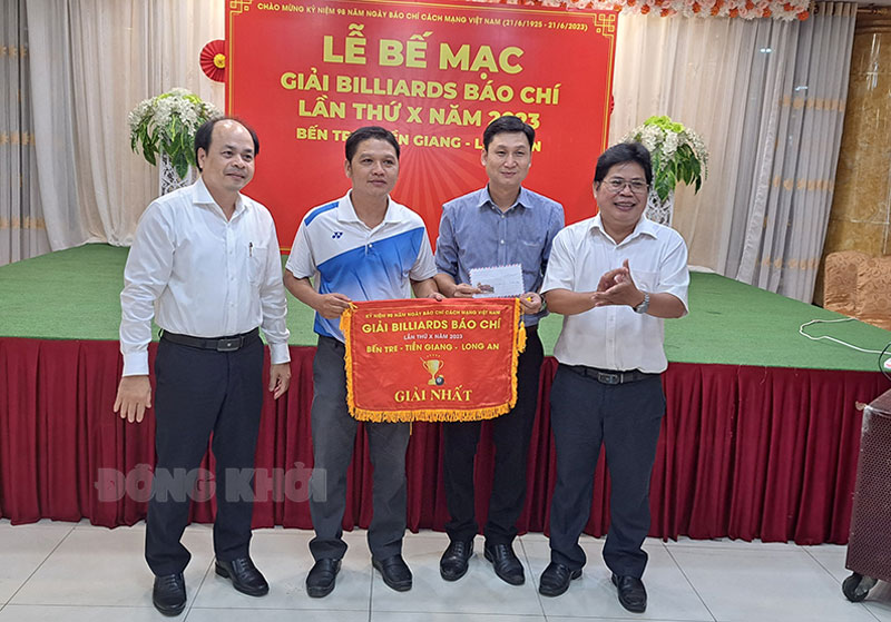 Trao giải nhất cho Nguyễn Sơn Tùng, Sở Công Thương tỉnh Long An, Nguyễn Văn Chiến, Trung tâm Văn hóa - Thể thao huyện Giồng Trôm, Bến Tre.