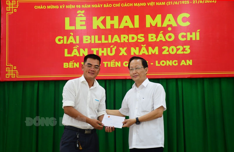 Phó chủ tịch Thường trực UBND tỉnh - Trưởng đoàn đại biểu Quốc hội tỉnh Nguyễn Trúc Sơn trao hỗ trợ cho giải đấu.