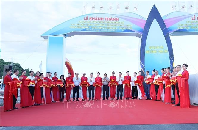 Lễ khánh thành cao tốc Nha Trang - Cam Lâm và Vĩnh Hảo - Phan Thiết Thủ tướng Phạm Minh Chính và các đại biểu cắt băng khánh thành 2 tuyến cao tốc Vĩnh Hảo - Phan Thiết và Nha Trang - Cam Lâm. Ảnh: Dương Giang/TTXVN