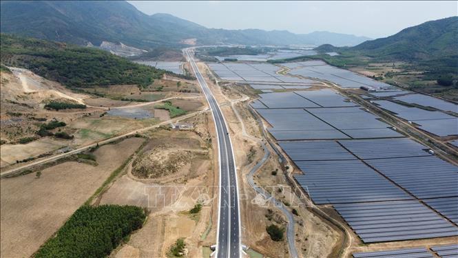 Lễ khánh thành cao tốc Nha Trang - Cam Lâm và Vĩnh Hảo - Phan Thiết Đoạn km 39 trên tuyến cao tốc Nha Trang - Cam Lâm đi qua "cánh đồng" điện mặt trời thuộc địa bàn huyện Cam Lâm. Ảnh: Huy Hùng/TTXVN