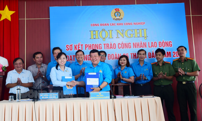 Sơ kết phong trào công nhân lao động, hoạt động công đoàn 6 tháng đầu năm 2023 Ký kết hợp tác và trao bảng tượng trưng hỗ trợ phúc lợi của hệ thống Nha khoa Sài Gòn Tâm Đức.