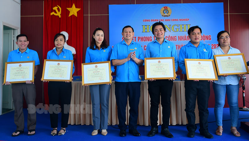 Sơ kết phong trào công nhân lao động, hoạt động công đoàn 6 tháng đầu năm 2023 Chủ tịch Liên đoàn Lao động tỉnh Nguyễn Phúc Linh trao Bằng khen của Tổng Liên đoàn Lao động cho các tập thể, cá nhân tiêu biểu.