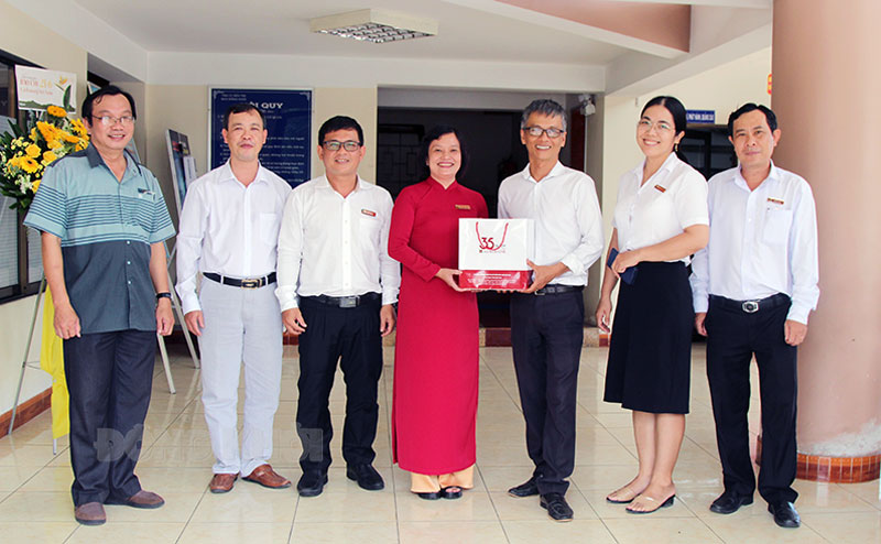  Đại diện lãnh đạo Ngân hàng AgriBank Bến Tre chụp ảnh lưu niệm với Báo Đồng Khởi.