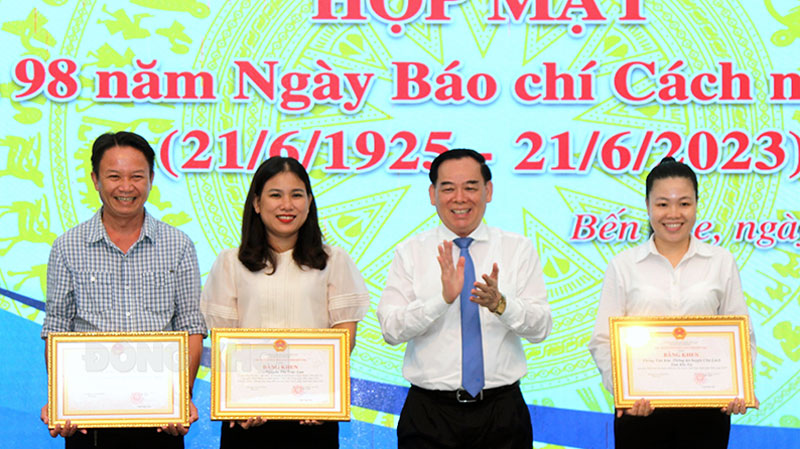 Chủ tịch UBND tỉnh Trần Ngọc Tam trao bằng khen UBND tỉnh cho các tác giả đạt giải Nhất Giải Báo xuân 2023.