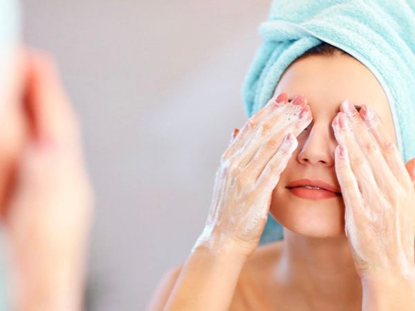 Rửa mặt đúng cách để tránh bị nổi mụn.