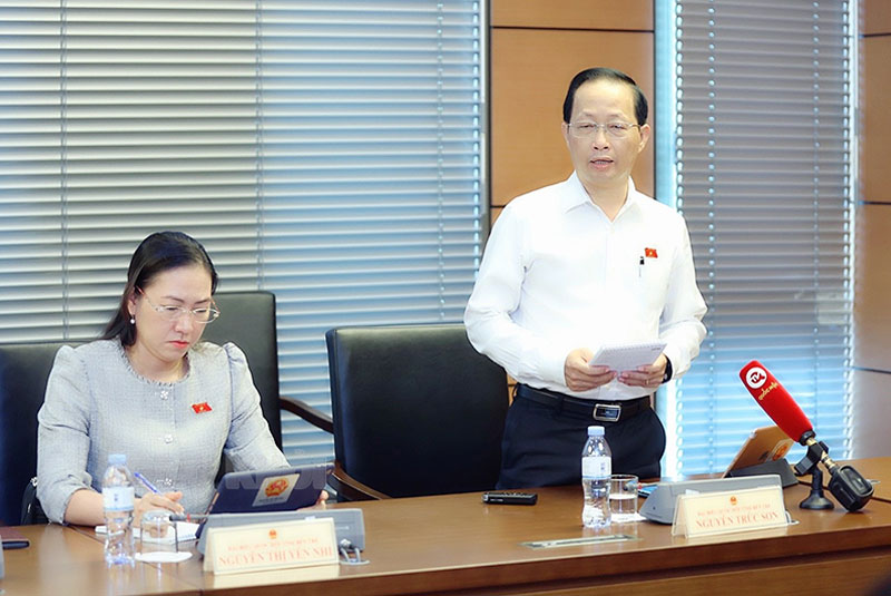 Đại biểu Nguyễn Trúc Sơn thảo luận dự thảo Luật Kinh doanh bất động sản (sửa đổi) tại Tổ chiều ngày 19-6-2023.