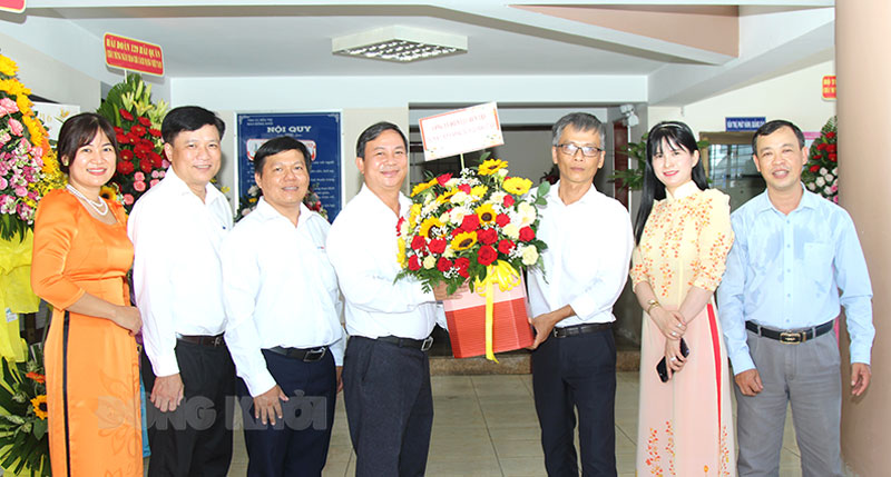  Đại diện lãnh đạo Công ty Điện lực Bến Tre chụp ảnh lưu niệm với Báo Đồng Khởi.