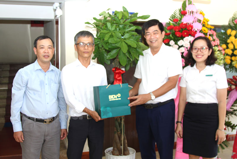 Đại diện lãnh đạo Ngân hàng BIDV Bến Tre chụp ảnh lưu niệm với Báo Đồng Khởi.