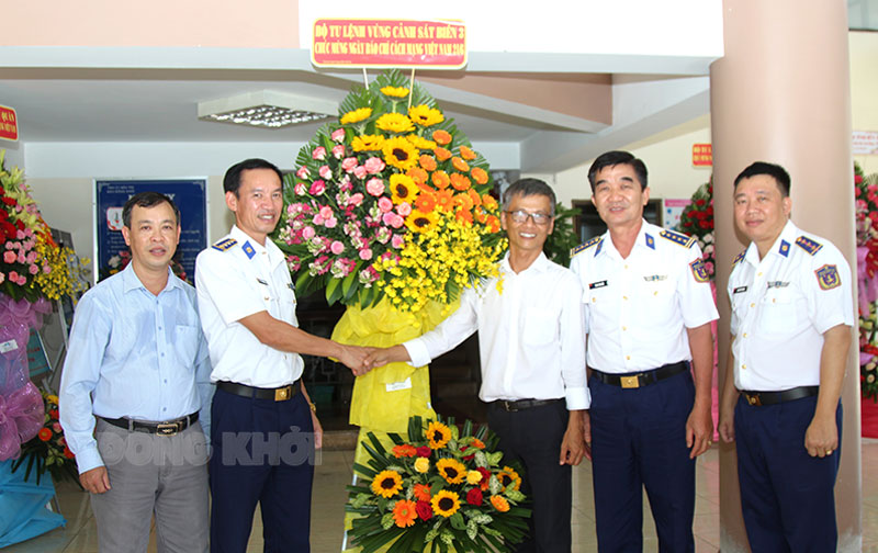 Đoàn công tác Bộ tư lệnh Vùng Cảnh sát biển 3 chúc mừng Báo Đồng Khởi.