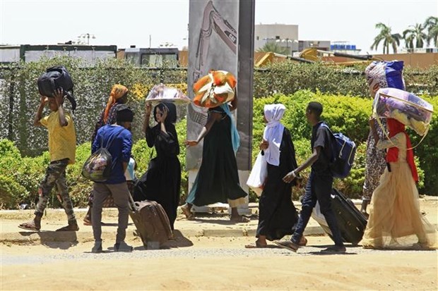 Người dân sơ tán tránh xung đột tại Khartoum, Sudan. (Ảnh: AFP/TTXVN)