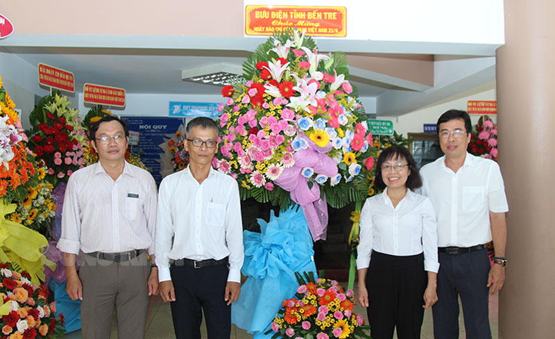 Đại diện lãnh đạo Bưu điện tỉnh chụp ảnh lưu niệm với Báo Đồng Khởi.