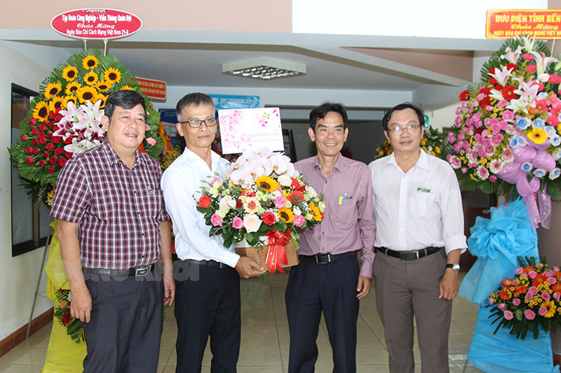 Đại diện lãnh đạo Bệnh viện Đa khoa Nguyễn Đình Chiểu chụp ảnh lưu niệm với Báo Đồng Khởi.