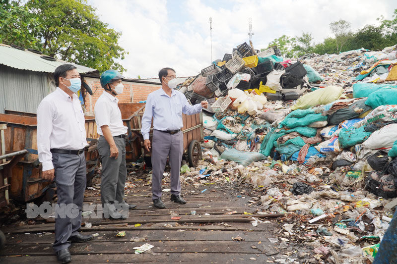 Đoàn công tác của HĐND tỉnh giám sát việc quản lý rác thải sinh hoạt trên địa bàn huyện Mỏ Cày Bắc.