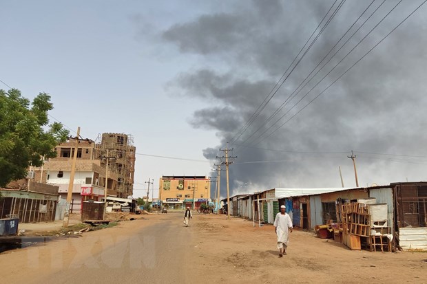 Khói bốc lên do giao tranh tại Khartoum, Sudan ngày 12-6-2023. Ảnh: AFP/TTXVN