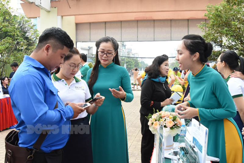 Đẩy mạnh tuyên truyền, hướng dẫn sử dụng các App thanh toán không dùng tiền mặt. Ảnh: Cẩm Trúc