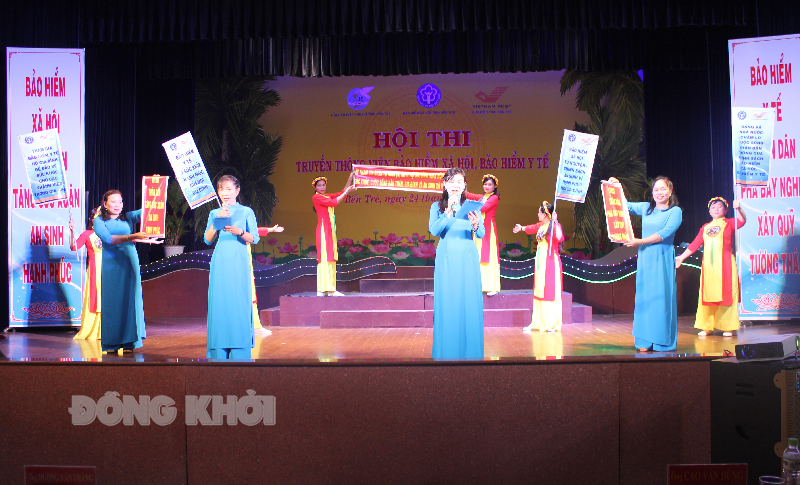 Hội thi truyền thông viên bảo hiểm xã hội, bảo hiểm y tế năm 2023 Phần thi ca múa nhạc cổ động - tự giới thiệu của đội thi huyện Mỏ Cày Bắc.