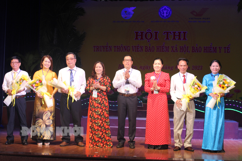 Hội thi truyền thông viên bảo hiểm xã hội, bảo hiểm y tế năm 2023 Ban tổ chức hội thi trao hoa chức mừng các đội thi tham gia.