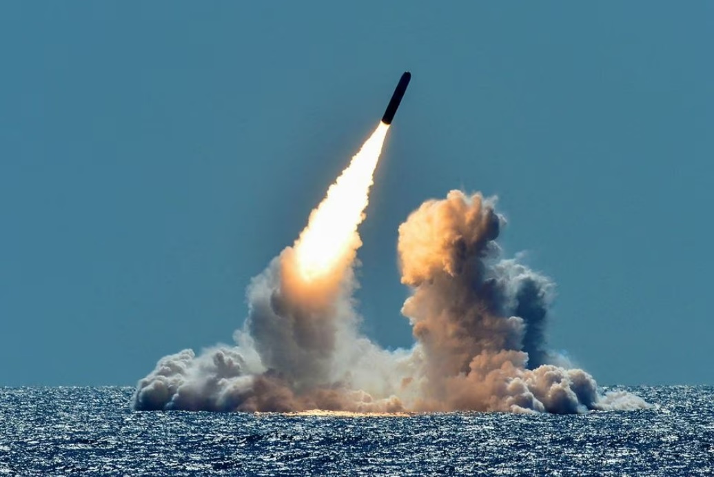 Một tên lửa Trident II D5 được phóng thử từ tàu ngầm tên lửa đạn đạo USS Nebraska của Hải quân Mỹ ngoài khơi bờ biển California ngày 26-3-2018. Ảnh: Reuters