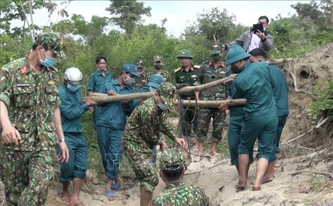 Bộ Chỉ huy Quân sự tỉnh Phú Yên chuẩn bị cho kích nổ một quả bom phát hiện tại huyện Sông Hinh vào tháng 3-2022. Ảnh minh họa: TTXVN phát