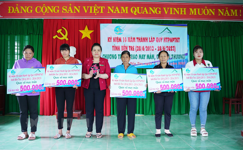 Quỹ Hỗ trợ phụ nữ phát triển kinh tế và hoạt động tài chính vi mô Trao giải thưởng chương trình “Trao may mắn gắn yêu thương” nhân kỷ niệm 10 năm thành lập Quỹ FWED.