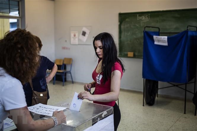 Cử tri Hy Lạp bỏ phiếu tại điểm bầu cử ở Athens. Ảnh tư liệu: AFP/TTXVN