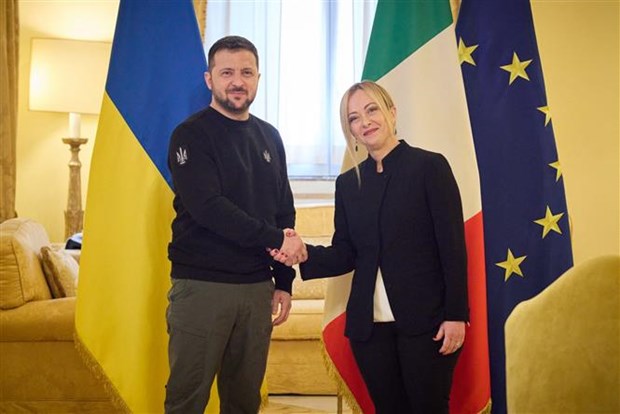 Thủ tướng Italy Giorgia Meloni (phải) và Tổng thống Ukraine Volodymyr Zelensky tại cuộc gặp ở Rome ngày 13-5-2023. (Ảnh: AFP/TTXVN)