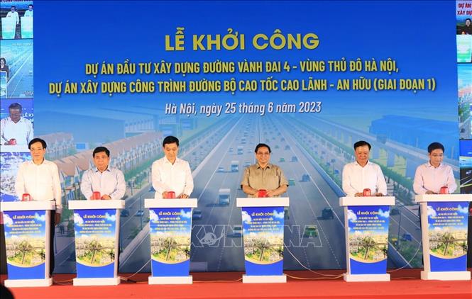 Thủ tướng phát lệnh khởi công đường Vành đai 4 - Vùng Thủ đô và cao tốc Cao Lãnh - An Hữu Thủ tướng Phạm Minh Chính và các đại biểu thực hiện nghi thức khởi công dự án đầu tư xây dựng đường Vành đai 4 - Vùng Thủ đô Hà Nội. Ảnh: Tuấn Anh/TTXVN