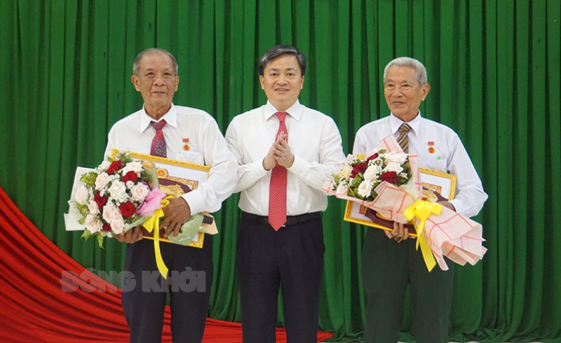 Vai trò nêu gương của cán bộ, đảng viên Ủy viên Trung ương Đảng - Bí thư Tỉnh ủy Lê Đức Thọ trao Huy hiệu Đảng đợt 19-5-2023 cho đảng viên tại huyện Giồng Trôm.