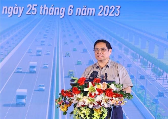 Thủ tướng phát lệnh khởi công đường Vành đai 4 - Vùng Thủ đô và cao tốc Cao Lãnh - An Hữu Thủ tướng Phạm Minh Chính phát biểu chỉ đạo và phát động khởi công Dự án. Ảnh: Văn Điệp/TTXVN