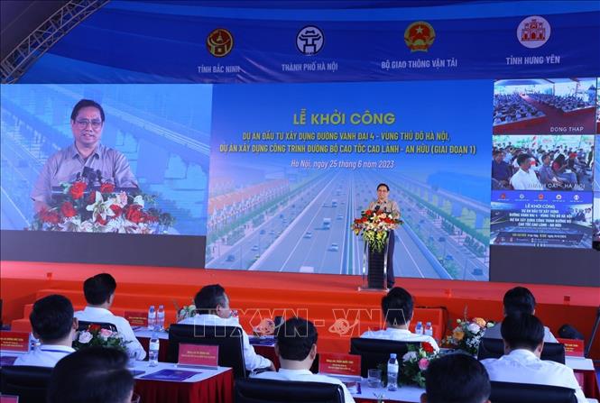 Thủ tướng phát lệnh khởi công đường Vành đai 4 - Vùng Thủ đô và cao tốc Cao Lãnh - An Hữu Thủ tướng Phạm Minh Chính phát biểu chỉ đạo và phát động khởi công Dự án. Ảnh: Văn Điệp/TTXVN