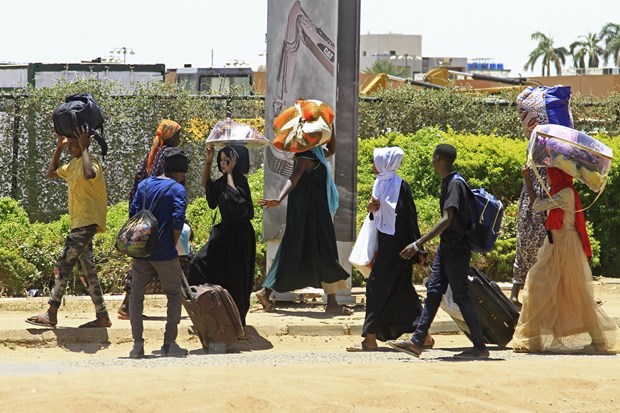 Người dân sơ tán tránh xung đột tại Khartoum, Sudan ngày 18-4. (Ảnh: AFP/TTXVN)