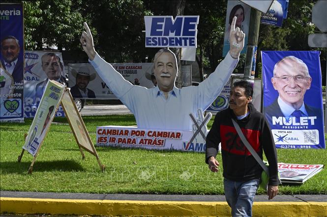 Các áp phích bầu cử tại Guatemala City ngày 22-6-2023. Ảnh: AFP/TTXVN