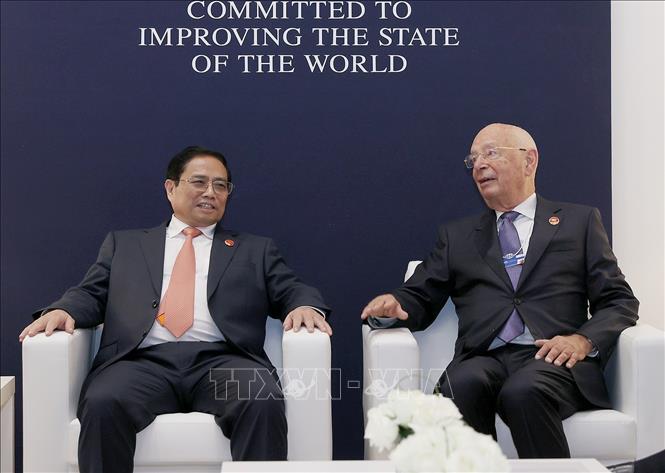 Thủ tướng Phạm Minh Chính gặp Chủ tịch điều hành Diễn đàn Kinh tế thế giới (WEF) Klaus Schwab. Ảnh: Dương Giang/TTXVN