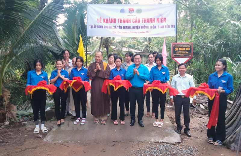 Khánh thành công trình cầu Thanh niên trên địa bàn huyện Giồng Trôm và Ba Tri Khánh thành công trình Cầu Thanh niên tại ấp Bình Thuận, xã Tân Thanh.