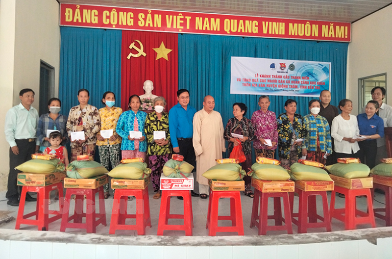 Khánh thành công trình cầu Thanh niên trên địa bàn huyện Giồng Trôm và Ba Tri Trao quà cho hộ nghèo, hộ khó khăn tại ấp Bình Thuận, xã Tân Thanh.