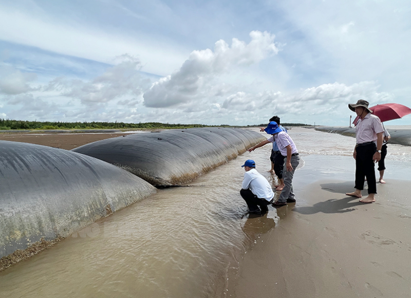 Tập trung ứng phó sạt lở bờ sông, bờ biển Kè mềm bằng túi Geotube ven biển Thạnh Phong (Thạnh Phú) phát huy hiệu quả.