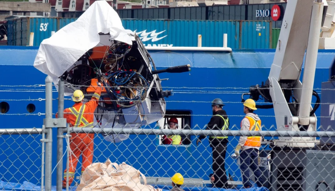 Đã vớt được các mảnh vỡ tàu lặn Titan, có thể có cả thi thể người Một mảnh vỡ của tàu Titan. Ảnh: AP