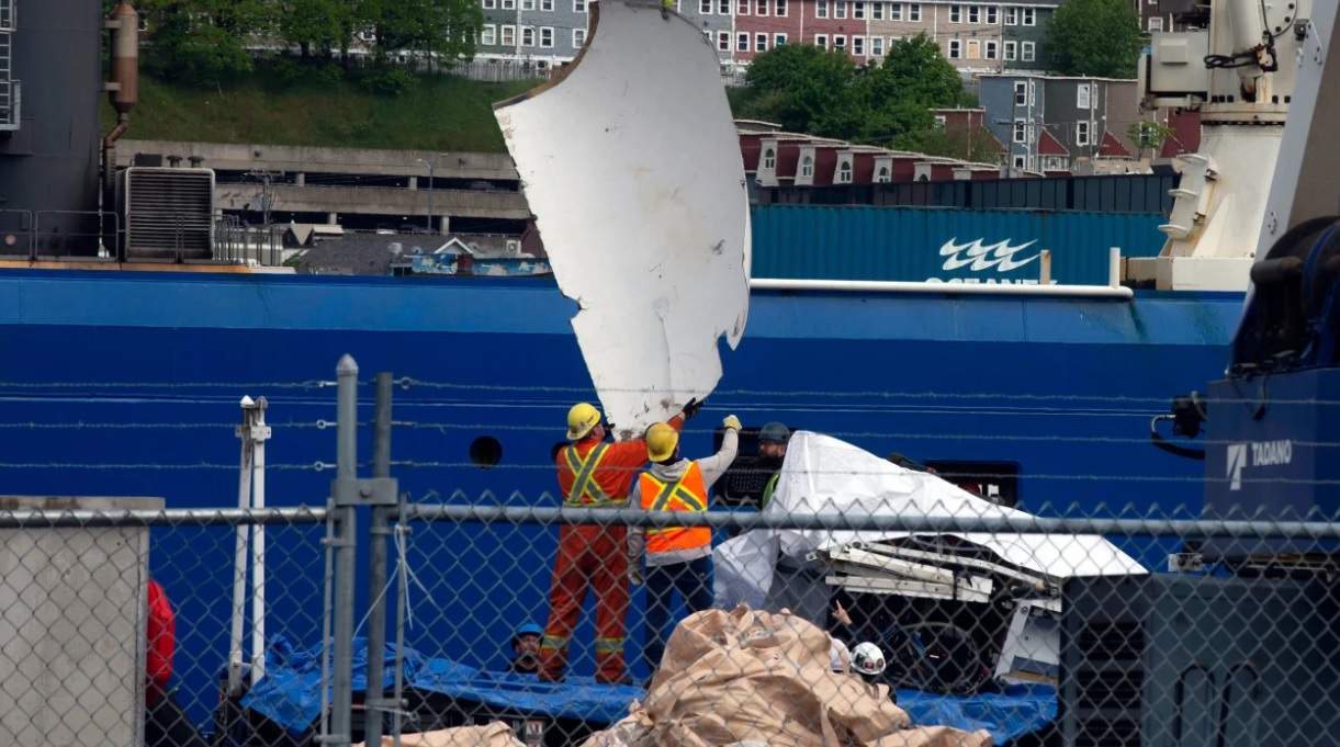 Đã vớt được các mảnh vỡ tàu lặn Titan, có thể có cả thi thể người Mảnh vỡ của tàu Titan. Ảnh: AP